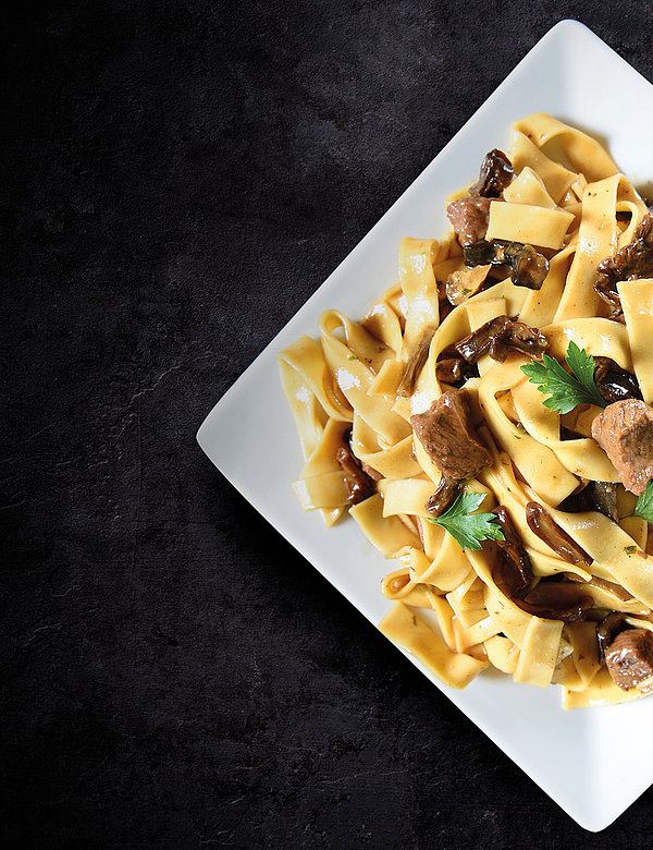 ­Tagliatelle al Vino ­rosso mit Rinderfilet­spitzen und Kräuter­seitlingen
