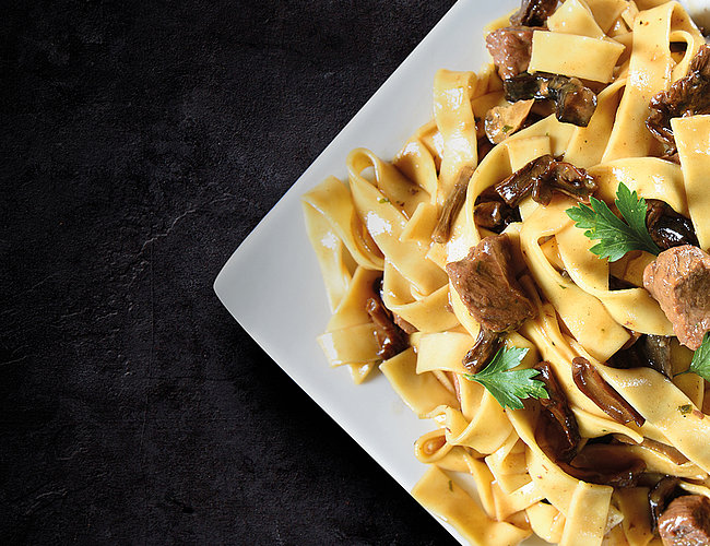 ­Tagliatelle al Vino ­rosso mit Rinderfilet­spitzen und Kräuter­seitlingen