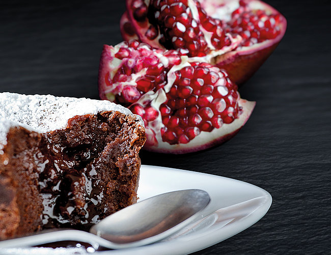 Luftig leichtes Schokoladen-­Soufflé mit Granatapfelkernen