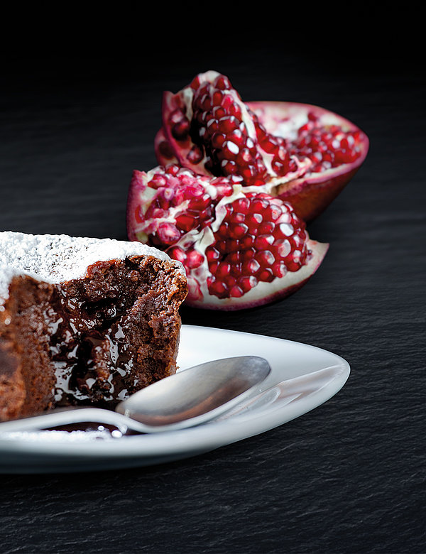 Luftig leichtes Schokoladen-­Soufflé mit Granatapfelkernen