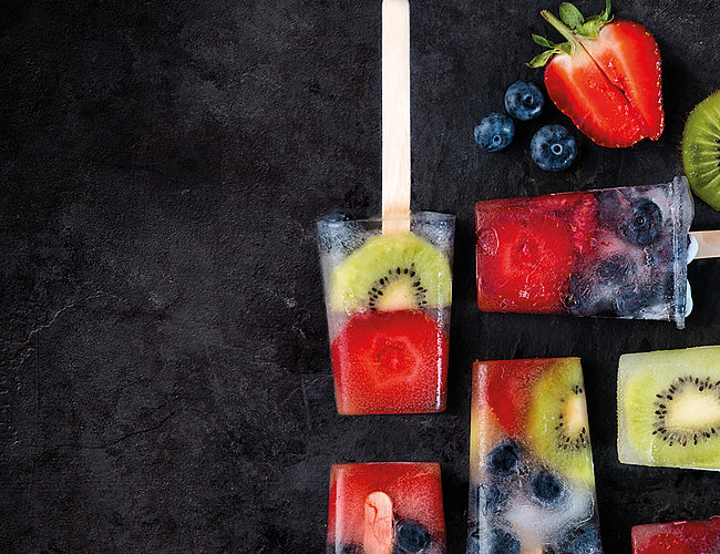 Wasser­melonen-Stieleis mit bunten Früchten