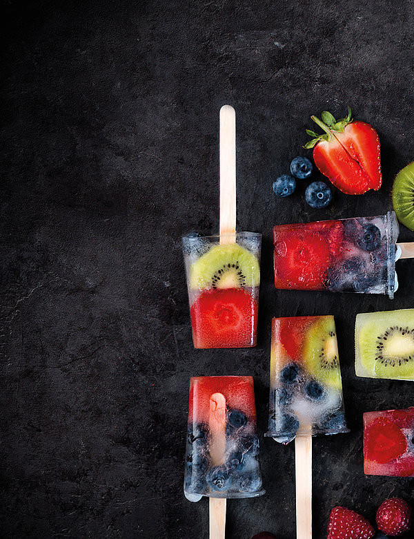 Wasser­melonen-Stieleis mit bunten Früchten