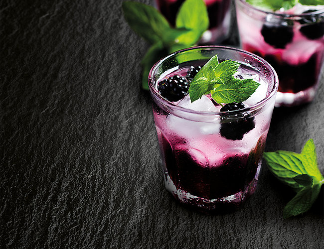 Vanille-­Sekt-­Creme auf ­roten ­Früchten